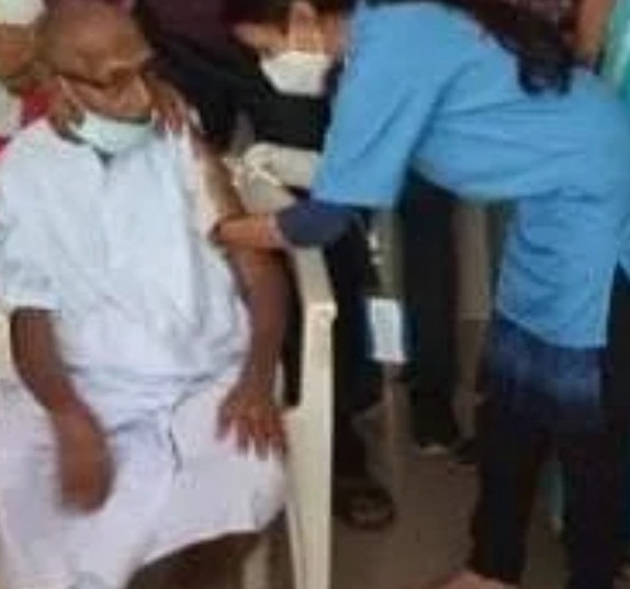 The Weekend Leader - 125-year-old seer takes Covid vax in Varanasi